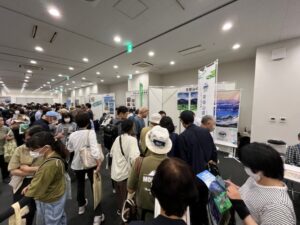 人, 天井, 屋内, 民衆 が含まれている画像